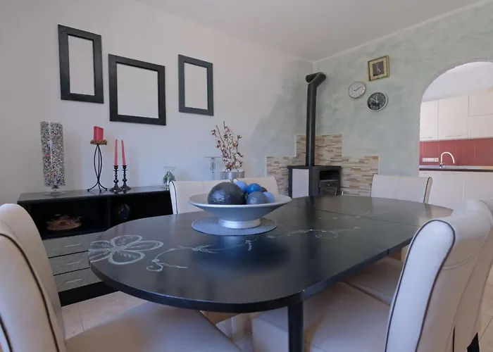 Сasa de vacaciones Haus In Pula Mit Privatem Pool By Interhome Pula