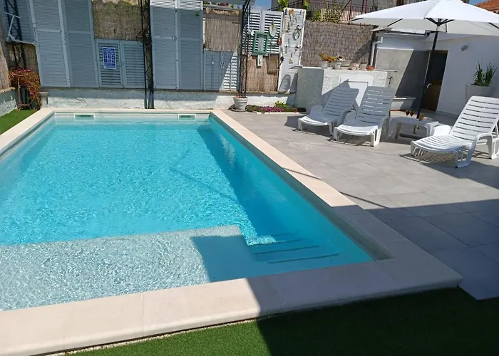 Haus In Mit Privatem Pool By Interhome Nyaraló *